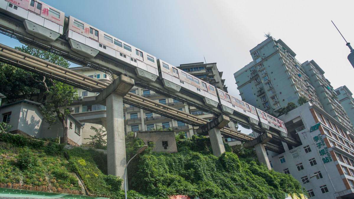 輕軌穿樓